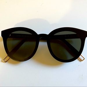 GENTLE MONSTER Black Peter